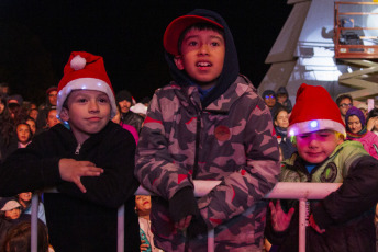 Bariloche, Argentina.- En las fotos tomadas el 10 de diciembre del 2023, muestra los festejos populares con el encendido de los árboles navideños en Bariloche. Este viernes (8) se iluminó el tradicional pino de Navidad en el icónico Centro Cívico y de esta manera quedó inaugurando oficialmente el evento de promoción turística de fin de año.