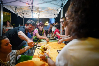 Buenos Aires, Argentina.- En las fotos tomadas el 24 de diciembre del 2023, más de 4.000 personas en situación de calle, trabajadores de la economía popular y migrantes participaron de una cena frente al Congreso Nacional organizada por el referente social del frente Patria Grande y excandidato presidencial Juan Grabois, quien destacó la tarea solidaria en favor de los más pobres y también "la organización y lucha".