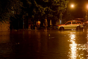 Buenos Aires, Argentina.- En las fotos tomadas el 19 de diciembre del 2023, muestra las calles inundadas por la histórica crecida del Río de la Plata en varias localidades de Buenos Aires. La fuerte crecida de las aguas del Río de la Plata, agravó la situación material de cientos de personas, que sumado al intenso temporal del pasado fin de semana, debieron buscar refugio o recibir asistencia, mientras se realizan operativos de emergencia en los municipios más afectados del conurbano, como Quilmes y Ensenada.