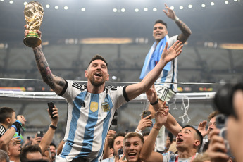 (File) Qatar.- The Argentine National Team competed in the 2022 Qatar World Cup for the third time in its history, on December 18, 2022 at the Lusail Stadium, in Qatar. Argentina and France offered a dramatic final, which was decided by penalties (4-2) after tying 2-2 in regular time and remaining 3-3 at the end of the added period.