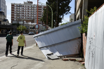 Bahía Blanca: En la foto tomada el 17 de diciembre de 2023, los destrozos que provocó el temporal. La fuerte tormenta, con lluvia y vientos que alcanzaron más de 140km/h, dejó como saldo hasta el momento 13 victimas fatales y al menos 14 personas heridas de gravedad. Varios techos se volaron y hubo caída de árboles.