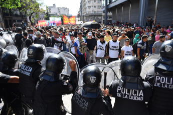 Buenos Aires, Argentina.- En las fotos tomadas el 20 de diciembre del 2023, los movimientos populares y organizaciones sociales de Unidad Piquetera (UP) en la Plaza de Mayo participaron de una jornada "contra el ajuste económico" del gobierno de Javier Milei. La ministra de Seguridad, Patricia Bullrich, informó al finalizar la jornada que tan solo un policía resultó herido en las protestas que congregaron a 3.000 personas. Dos hombres fueron detenidos.