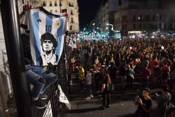 Buenos Aires, Argentina.- En las fotos tomadas el 22 de diciembre del 2023, personas autoconvocadas se concentraron en el Congreso, Plaza de Mayo y distintos puntos del país, custodiadas por la policía, para manifestarse por segunda noche consecutiva en rechazo al Decreto de Necesidad y Urgencia (DNU) anunciado por el presidente Javier Milei.