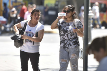 San Juan, Argentina.- En las fotos tomadas el 15 de diciembre del 2023, muestra las calles de San Juan en medio de una ola de calor. Buena parte del país viene atravesando una ola de calor, en San Juan la temperatura alcanzó los 41.4 °C y la provincia lideró el ranking de temperaturas del país que elabora el Servicio Meteorológico Nacional (SMN). Pero esto no es todo, porque se espera que haya una suba aun mayor en la temperatura.