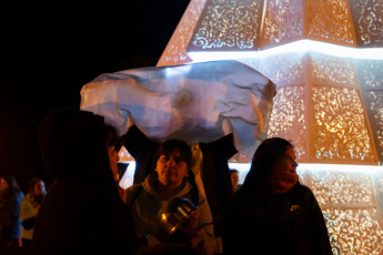 Buenos Aires, Argentina.- En las fotos tomadas el 20 de diciembre del 2023, cacerolazos y bocinazos se registraron la noche de este miércoles en diversos puntos de la ciudad de Buenos Aires y el Conurbano bonaerense en rechazo del anuncio del presidente Javier Milei del Decreto de Necesidad de Urgencia (DNU) de desregulación económica, unas 300 medidas para desregular la economía y el sector público. “¡Afuera Milei!”, se escuchó en las calles de la capital de Argentina.