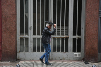 Buenos Aires, Argentina.- In the photos taken on December 6, 2023, they show the streets of Buenos Aires during a rainy day. The year 2023 is on track to be the warmest ever recorded globally. In Argentina, it is expected that this summer there will be more recurrent rains and cloudy days due to El Niño, which will last until April 2024.