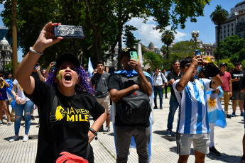 Buenos Aires.- Foto tomada el 10 de diciembre de 2023, simpatizantes de La Libertad Avanza llegan a la avenida de Mayo.