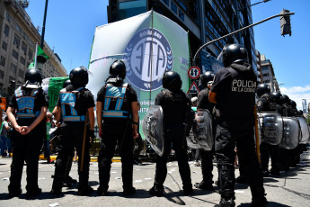 Buenos Aires, Argentina.- En las fotos tomadas el 22 de diciembre del 2023, un grupo de militantes de organizaciones sociales de izquierda, protestan en las calles de Buenos Aires contra el Gobierno presidente de Argentina, Javier Milei. El vocero del Gobierno argentino, Manuel Adorni, anunció que las organizaciones sociales que convocaron las protestas y marcharon el 20 de diciembre, deberán pagar los 60 millones de pesos (75.000 dólares) equivalentes al costó el operativo policial para evitar el cierre de calles.