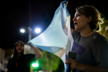 Buenos Aires, Argentina.- In the photos taken on December 20, 2023, banging of pots and honks were recorded this Wednesday night in various parts of the city of Buenos Aires and the Buenos Aires suburbs in rejection of President Javier Milei's announcement of the Decree of Emergency Need (DNU) for economic deregulation, some 300 measures to deregulate the economy and the public sector. “Afuera Milei!” was heard in the streets of the capital of Argentina.