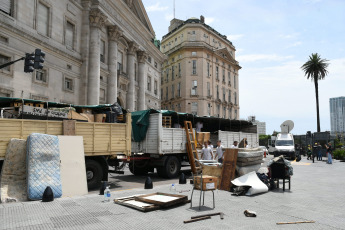 Buenos Aires, Argentina.- En las fotos tomadas el 28 de diciembre del 2023, representantes de pueblos originarios que se encontraban acampando desde hace más de 3 años en la Plaza de Mayo, frente a la Casa Rosada, accedieron a retirar las carpas que habían montado en el lugar, luego de que se confirmara una reunión con la ministra de Seguridad, Patricia Bullrich.