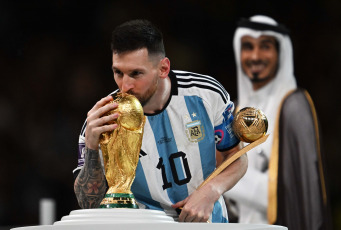 (File) Qatar.- The Argentine National Team competed in the 2022 Qatar World Cup for the third time in its history, on December 18, 2022 at the Lusail Stadium, in Qatar. Argentina and France offered a dramatic final, which was decided by penalties (4-2) after tying 2-2 in regular time and remaining 3-3 at the end of the added period.