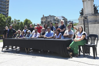 Buenos Aires, Argentina.- En las fotos tomadas el 26 de diciembre del 2023, el Frente de Organizaciones en Lucha (FOL) y la UTEP junto a ATE anunciaron que se suma a la marcha convocada para mañana a Tribunales por la CGT, las dos CTA y los movimientos sociales, en rechazo al decreto de necesidad y urgencia (DNU) dictado por el Poder Ejecutivo, que apunta a desregular la economía, entre otras medidas.