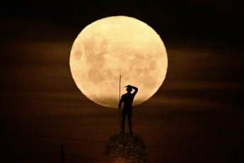 Chubut, Argentina.- En las fotos tomadas el 26 de diciembre del 2023, muestra la última superluna llena de 2023, que se pudo observar durante la noche del miércoles en Puerto Madryn, Argentina. Se trata de la luna fría, el plenilunio de diciembre, la primera del invierno y también la que da la despedida al año. El satélite refleja la máxima cantidad de luz solar de su ciclo. Con este plenilunio se completaron 13 lunas llenas durante el 2023.