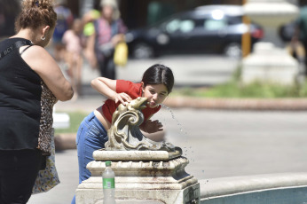 San Juan, Argentina.- En las fotos tomadas el 15 de diciembre del 2023, muestra las calles de San Juan en medio de una ola de calor. Buena parte del país viene atravesando una ola de calor, en San Juan la temperatura alcanzó los 41.4 °C y la provincia lideró el ranking de temperaturas del país que elabora el Servicio Meteorológico Nacional (SMN). Pero esto no es todo, porque se espera que haya una suba aun mayor en la temperatura.