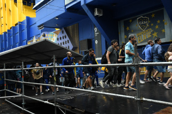 Buenos Aires - Elections at Boca Juniors began after 9:30 a.m., with a slight delay due to the effects of the storm that hit the city of Buenos Aires during the early hours of the morning, and the more than 94,000 members entitled to vote will choose between two options until 6:00 p.m.: Juan Román Riquelme, one of the most famous "xeneizes" idols, and Andrés Ibarra, Mauricio Macri's running mate.