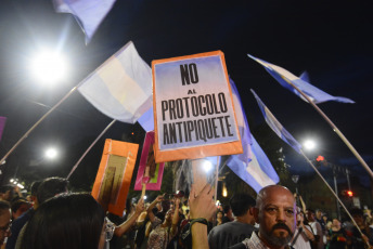 Santa Fe, Argentina.- In the photos taken on December 28, 2023, Argentines take to the streets against the economic reforms of President Javier Milei. Decrees of necessity and urgency (DNU) are exceptional mechanisms that allow the Executive to dictate or modify laws to address an urgent matter that cannot wait for debate in Congress.