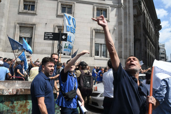 Buenos Aires, Argentina.- In the photos taken on December 21, 2023, employees of Banco Nación carry out a march at its headquarters on Rivadavia and Avenida de Mayo against the Decree of Necessity and Urgency (DNU) announced by President Javier Milei , which provides for the privatization of state companies. In reaction to this measure, the Banking Association (AB) strongly repudiated the change in a statement and denounced that the rule “overwhelms and hits democracy and institutions.”