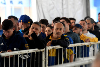 Buenos Aires.- Las elecciones en Boca Juniors comenzaron pasadas las 9.30, con una pequeña demora por los efectos del temporal que azotó a la ciudad de Buenos Aires durante la madrugada, y los más de 94.000 socios habilitados para votar elegirán hasta las 18.00 entre dos opciones: Juan Román Riquelme, uno de los máximos ídolos "xeneizes", y Andrés Ibarra, compañero de fórmula de Mauricio Macri.