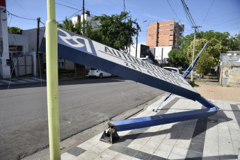 Bahía Blanca: In the photo taken on December 17, 2023, the damage caused by the storm. The heavy storm, with rain and winds reaching more than 140 km/h, left 13 fatalities and at least 14 people seriously injured. Several roofs were blown off and trees fell.