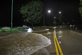 Buenos Aires, Argentina.- En las fotos tomadas el 19 de diciembre del 2023, muestra las calles inundadas por la histórica crecida del Río de la Plata en varias localidades de Buenos Aires. La fuerte crecida de las aguas del Río de la Plata, agravó la situación material de cientos de personas, que sumado al intenso temporal del pasado fin de semana, debieron buscar refugio o recibir asistencia, mientras se realizan operativos de emergencia en los municipios más afectados del conurbano, como Quilmes y Ensenada.