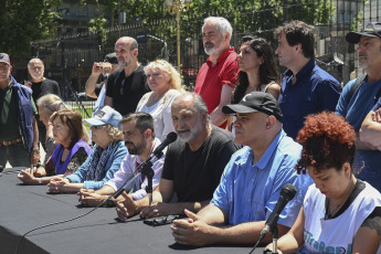 Buenos Aires, Argentina.- En las fotos tomadas el 26 de diciembre del 2023, el Frente de Organizaciones en Lucha (FOL) y la UTEP junto a ATE anunciaron que se suma a la marcha convocada para mañana a Tribunales por la CGT, las dos CTA y los movimientos sociales, en rechazo al decreto de necesidad y urgencia (DNU) dictado por el Poder Ejecutivo, que apunta a desregular la economía, entre otras medidas.