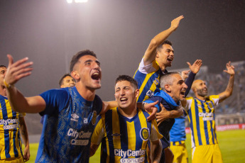 Salta, Argentina.- En las fotos tomadas el 3 de diciembre del 2023, durante el partido entre Rosario Central y Racing Club en el Estadio Padre Ernesto Martearena. Rosario Central se impuso 7 a 6 ante Racing Club por penales, tras el empate 2 a 2 en tiempo regular, y se clasificó a las semifinales del torneo de la Copa de la Liga, instancia en la que se medirá ante River Plate.