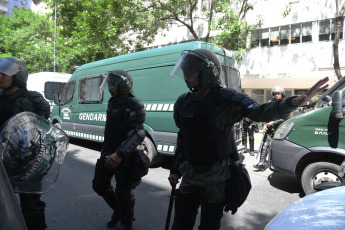 Buenos Aires, Argentina.- En las fotos tomadas el 27 de diciembre del 2023, miembros de las Fuerzas Armadas de Argentina, son desplegados en el marco de la manifestación que convocó la central obrera junto a otros sindicatos y organizaciones sociales frente a Tribunales para rechazar el Decreto de Necesidad y Urgencia (DNU), promulgado por el Poder Ejecutivo para desregular la actividad económica.