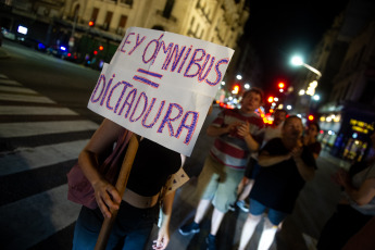 Buenos Aires, Argentina.- En las fotos tomadas el 27 de diciembre del 2023, vecinos autoconvocados se manifestaron frente al Congreso de la Nación y en diversos puntos del país contra las medidas del Gobierno Nacional, específicamente el megaproyecto de ley presentado este miércoles por el presidente Javier Milei, que pide al Congreso declarar la emergencia pública en materia económica, financiera, fiscal, previsional, de seguridad, defensa, tarifaria, energética, sanitaria, administrativa y social hasta el 31 de diciembre de 2025.