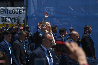 Buenos Aires.- En la foto tomada el 10 de diciembre de 2023, minutos antes de las 12 del mediodía, Javier Milei juró como Presidente de la Nación de la República Argentina. El flamante mandatario realizó el juramento frente a Cristina Kirchner, que encabezó la Asamblea Legislativa, y luego recibió la banda y el bastón de manos de Alberto Fernández. Acto seguido, quien juró como Vicepresidenta fue Victoria Villarruel.