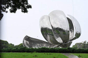 Buenos Aires, Argentina.- In the photos taken on December 17, 2023, it shows the "generic floralis", with one of its petals broken, after the storm that hit Buenos Aires. Since its placement in 2002, in the United Nations Plaza, the Recoleta flower quickly became an icon of the City of Buenos Aires and another tourist attraction. The sculpture had already been affected and restored by a previous storm.