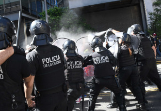 Buenos Aires, Argentina.- En las fotos tomadas el 20 de diciembre del 2023, los movimientos populares y organizaciones sociales de Unidad Piquetera (UP) en la Plaza de Mayo participaron de una jornada "contra el ajuste económico" del gobierno de Javier Milei. La ministra de Seguridad, Patricia Bullrich, informó al finalizar la jornada que tan solo un policía resultó herido en las protestas que congregaron a 3.000 personas. Dos hombres fueron detenidos.