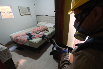 Corrientes, Argentina.- En las fotos tomadas el 29 de diciembre del 2023, autoridades participan de la fumigación contra el mosquito aedes aegypty transmisor de la enfermedad del dengue en Corrientes, Argentina. Un brote de dengue se registra en la capital de Corrientes y en algunas localidades del interior provincial, con entre 80 y 100 casos por semana, y autoridades del Ministerio de Salud ratificaron el estado de alerta e instaron a los ciudadanos a extremar las medidas de prevención.