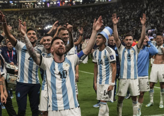 (File) Qatar.- The Argentine National Team competed in the 2022 Qatar World Cup for the third time in its history, on December 18, 2022 at the Lusail Stadium, in Qatar. Argentina and France offered a dramatic final, which was decided by penalties (4-2) after tying 2-2 in regular time and remaining 3-3 at the end of the added period.