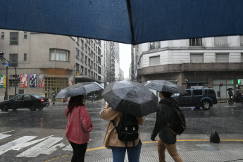 Buenos Aires, Argentina.- In the photos taken on December 6, 2023, they show the streets of Buenos Aires during a rainy day. The year 2023 is on track to be the warmest ever recorded globally. In Argentina, it is expected that this summer there will be more recurrent rains and cloudy days due to El Niño, which will last until April 2024.