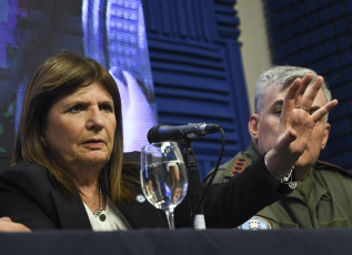 Buenos Aires, Argentina.- En las fotos tomadas el 20 de diciembre del 2023, la ministra de Seguridad, Patricia Bullrich (izquierda), brinda una conferencia de prensa en el marco de las protestas ocurridas en Buenos Aires. El Gobierno argentino lanzó una campaña que reza que "el que corta no cobra" con el objetivo de desalentar a todas las personas que quieran manifestarse contra la nueva administración del presidente Javier Milei ya que de tener ayudas institucionales si participa en las manifestaciones puede perderlas.