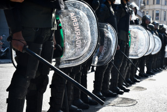 Buenos Aires, Argentina.- En las fotos tomadas el 20 de diciembre del 2023, los movimientos populares y organizaciones sociales de Unidad Piquetera (UP) en la Plaza de Mayo participaron de una jornada "contra el ajuste económico" del gobierno de Javier Milei. La ministra de Seguridad, Patricia Bullrich, informó al finalizar la jornada que tan solo un policía resultó herido en las protestas que congregaron a 3.000 personas. Dos hombres fueron detenidos.