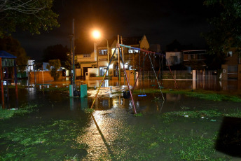 Buenos Aires, Argentina.- En las fotos tomadas el 19 de diciembre del 2023, muestra las calles inundadas por la histórica crecida del Río de la Plata en varias localidades de Buenos Aires. La fuerte crecida de las aguas del Río de la Plata, agravó la situación material de cientos de personas, que sumado al intenso temporal del pasado fin de semana, debieron buscar refugio o recibir asistencia, mientras se realizan operativos de emergencia en los municipios más afectados del conurbano, como Quilmes y Ensenada.