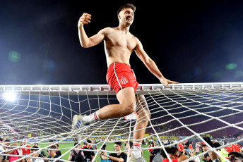 Buenos Aires, Argentina.- En las fotos tomadas el 13 de diciembre del 2023, Estudiantes de La Plata le ganó 1-0 a Defensa y Justicia y se coronó campeón de la Copa Argentina en el estadio Ciudad de Lanús. Es su primer título en la competición y se clasificó para la Copa Libertadores de 2024.