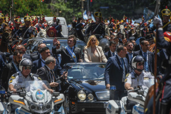 Buenos Aires.- En la foto tomada el 10 de diciembre de 2023, minutos antes de las 12 del mediodía, Javier Milei juró como Presidente de la Nación de la República Argentina. El flamante mandatario realizó el juramento frente a Cristina Kirchner, que encabezó la Asamblea Legislativa, y luego recibió la banda y el bastón de manos de Alberto Fernández. Acto seguido, quien juró como Vicepresidenta fue Victoria Villarruel.