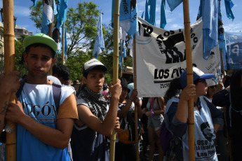 Buenos Aires, Argentina.- En las fotos tomadas el 27 de diciembre del 2023, la CGT, las dos CTA, la Unidad Piquetera, la Unión de Trabajadores y Trabajadoras de la Economía Popular (UTEP), la Corriente Clasista y Combativa, y partidos de izquierda, entre otras organizaciones sociales, políticas y gremiales, se concentraron frente al Palacio de Tribunales, en el centro porteño, para rechazar el decreto de necesidad y urgencia (DNU) 70/2023 que desregula la economía y deroga múltiples leyes, algunas de ellas laborales, y acompañar una presentación judicial que se realizará contra esa medida.