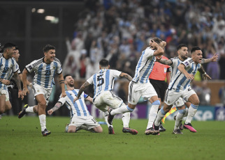 (File) Qatar.- The Argentine National Team competed in the 2022 Qatar World Cup for the third time in its history, on December 18, 2022 at the Lusail Stadium, in Qatar. Argentina and France offered a dramatic final, which was decided by penalties (4-2) after tying 2-2 in regular time and remaining 3-3 at the end of the added period.