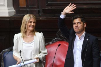 Buenos Aires, Argentina.- En las fotos tomadas el 11 de diciembre del 2023, el reelecto gobernador bonaerense, Axel Kicillof (derecha), juró ante la Asamblea Legislativa para su segundo mandato en ese cargo. Kicillof, criticó el ajuste propuesto por el presidente Javier Milei, reclamó por los fondos coparticipables y repudió los discursos de odio. Sobre el final de su mensaje a la militancia, Kicillof reeditó la frase de cabecera de Javier Milei y proclamó: "Viva la justicia social, carajo".