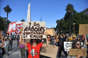 Buenos Aires, Argentina.- En las fotos tomadas el 20 de diciembre del 2023, los movimientos populares y organizaciones sociales de Unidad Piquetera (UP) en la Plaza de Mayo participaron de una jornada "contra el ajuste económico" del gobierno de Javier Milei. La ministra de Seguridad, Patricia Bullrich, informó al finalizar la jornada que tan solo un policía resultó herido en las protestas que congregaron a 3.000 personas. Dos hombres fueron detenidos.