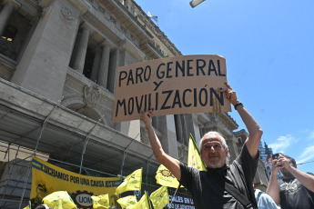 Buenos Aires, Argentina.- En las fotos tomadas el 27 de diciembre del 2023, la CGT, las dos CTA, la Unidad Piquetera, la Unión de Trabajadores y Trabajadoras de la Economía Popular (UTEP), la Corriente Clasista y Combativa, y partidos de izquierda, entre otras organizaciones sociales, políticas y gremiales, se concentraron frente al Palacio de Tribunales, en el centro porteño, para rechazar el decreto de necesidad y urgencia (DNU) 70/2023 que desregula la economía y deroga múltiples leyes, algunas de ellas laborales, y acompañar una presentación judicial que se realizará contra esa medida.