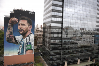 Buenos Aires, Argentina.- In the photos taken on December 20, 2023, a new mural dedicated to Lionel Messi is shown a few meters from 9 de Julio, in the downtown area of Buenos Aires. The mural, 35 meters high by 15 meters wide, was made by artist Martín Ron and captures Lionel Messi after scoring the first goal in the match against Mexico, a key event for his consecration in the World Cup in Qatar, on the occasion of the first anniversary of winning the World Cup.