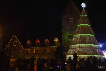 Bariloche, Argentina.- In the photos taken on December 10, 2023, they show the popular celebrations with the lighting of the Christmas trees in Bariloche. This Friday (8th) the traditional Christmas pine tree was illuminated in the iconic Civic Center and in this way the end of the year tourism promotion event was officially inaugurated.