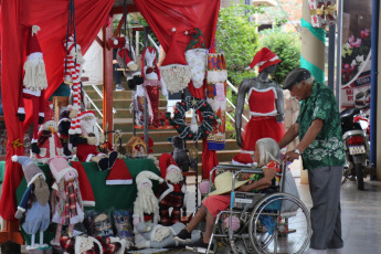 Misiones, Argentina.- In the photos taken on December 25, 2023, people make their purchases at the Posadas fair in the middle of the Christmas festivities. Amid the government change, the devaluation of the official exchange rate and strong price increases, Christmas sales in SME retailers fell 2.8% compared to last year, and 44% sold less than expected, according to to a survey by the Argentine Confederation of Medium Enterprises (CAME).