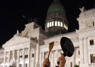 Buenos Aires, Argentina.- En las fotos tomadas el 22 de diciembre del 2023, personas autoconvocadas se concentraron en el Congreso, Plaza de Mayo y distintos puntos del país, custodiadas por la policía, para manifestarse por segunda noche consecutiva en rechazo al Decreto de Necesidad y Urgencia (DNU) anunciado por el presidente Javier Milei.