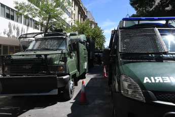 Buenos Aires, Argentina.- En las fotos tomadas el 27 de diciembre del 2023, miembros de las Fuerzas Armadas de Argentina, son desplegados en el marco de la manifestación que convocó la central obrera junto a otros sindicatos y organizaciones sociales frente a Tribunales para rechazar el Decreto de Necesidad y Urgencia (DNU), promulgado por el Poder Ejecutivo para desregular la actividad económica.