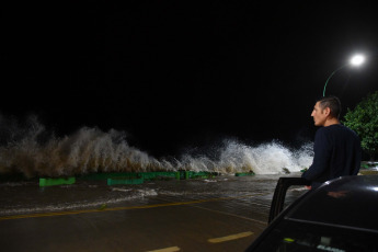 Buenos Aires, Argentina.- En las fotos tomadas el 19 de diciembre del 2023, muestra las calles inundadas por la histórica crecida del Río de la Plata en varias localidades de Buenos Aires. La fuerte crecida de las aguas del Río de la Plata, agravó la situación material de cientos de personas, que sumado al intenso temporal del pasado fin de semana, debieron buscar refugio o recibir asistencia, mientras se realizan operativos de emergencia en los municipios más afectados del conurbano, como Quilmes y Ensenada.